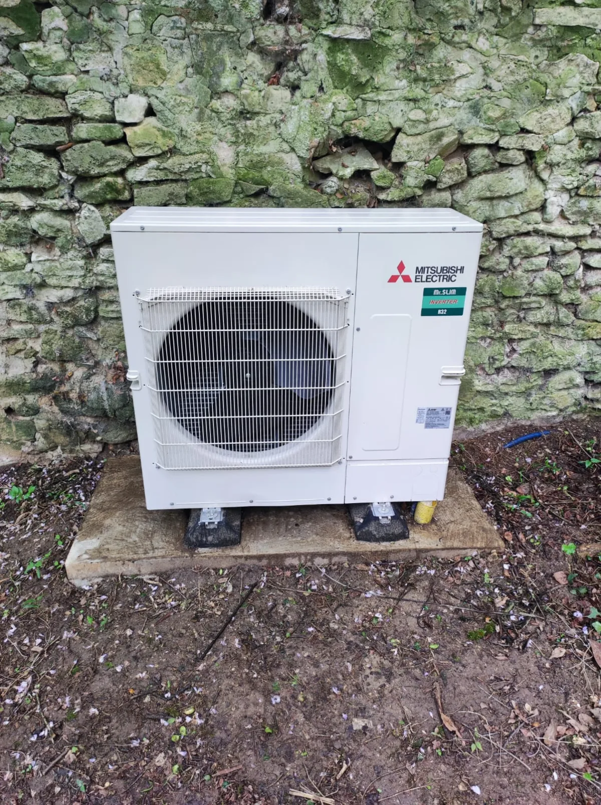 Dépannage climatisation Le Blanc-Mesnil Technicien effectuant l'entretien d'un climatiseur au Blanc-Mesnil