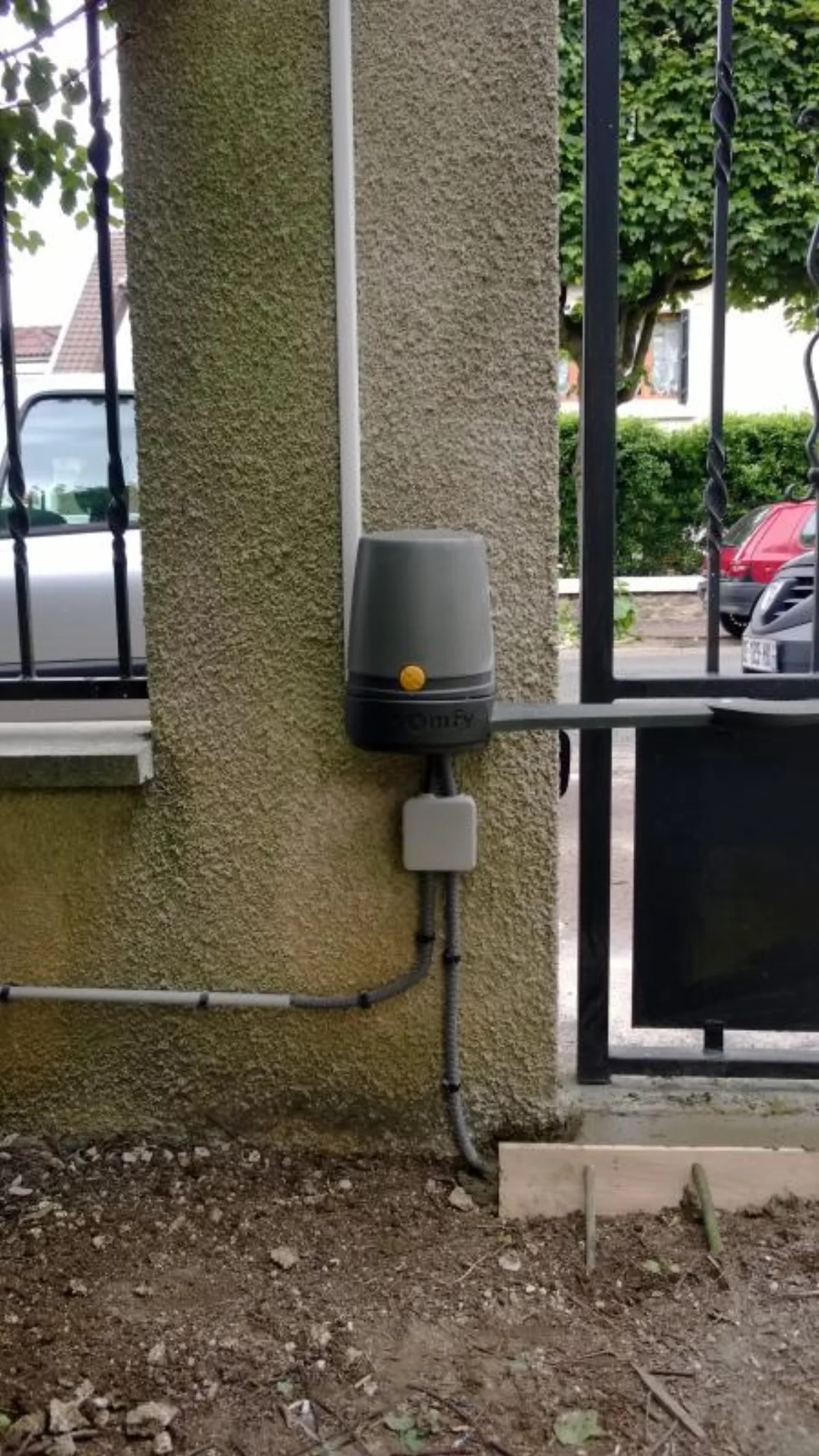 Motorisation porte de garage Le Blanc-Mesnil Moteur de porte de garage installé au plafond d'un garage au Blanc-Mesnil
