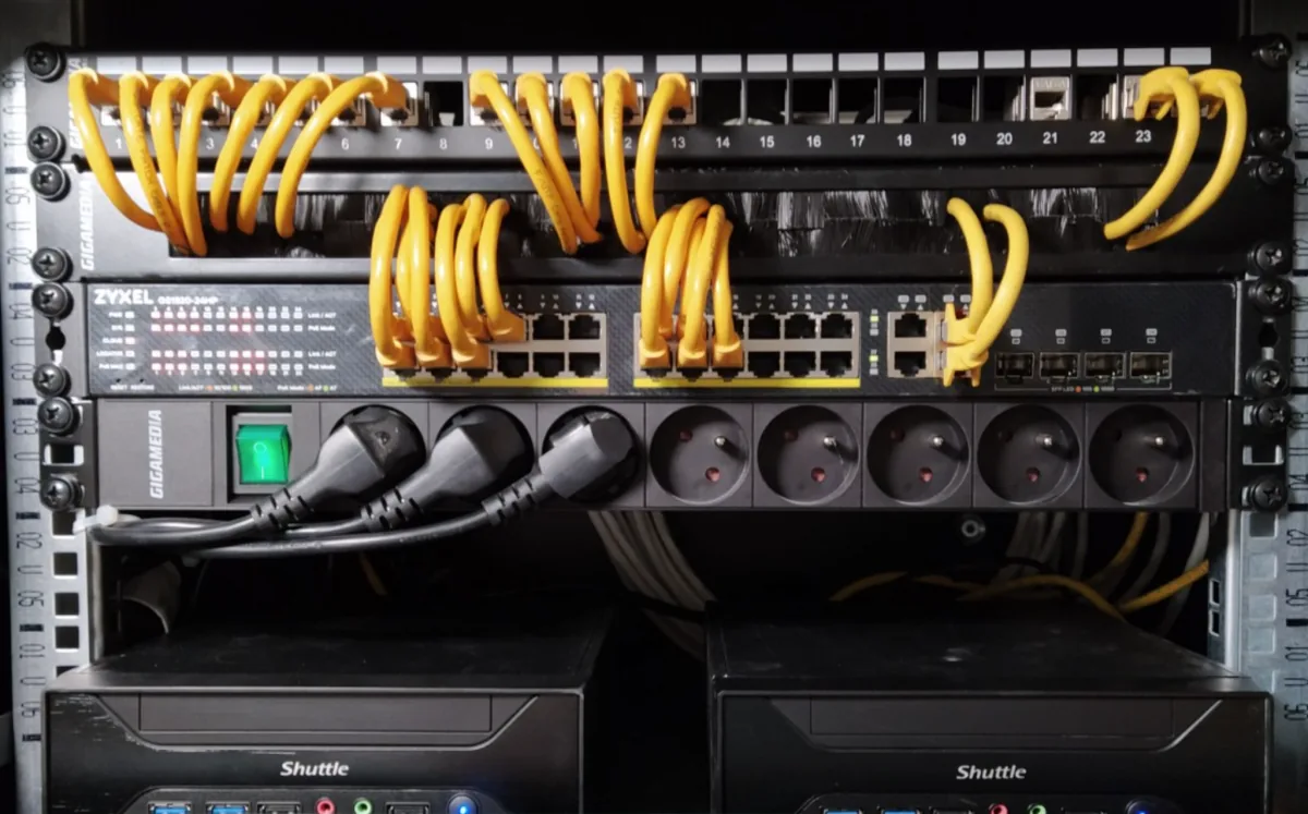 Configuration système vidéosurveillance Le Blanc-Mesnil Technicien configurant un enregistreur de vidéosurveillance pour un local au Blanc-Mesnil